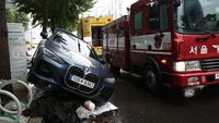 Hujan deras yang menyebabkan banjir bandang membuat puluhan mobil di kawasan elit Gangnam, Seoul, terendam.