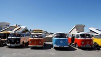 Mobil dicat warna-warni vintage. Ada sekitar 300 VW Kombi yang hadir memeriahkan Piala Fromentine Vintage. Pemandangan ratusan van antik itu membawa nuansa nostalgia.