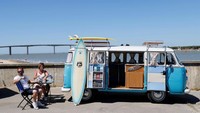 Acara ini dimanfaatkan para penggemar VW Kombi untuk berkumpul sambil menikmati kenangan suasana kala mobil van ini pernah jaya.