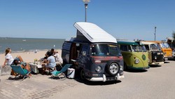 Piknik Bareng Ratusan VW Kombi di Pantai Prancis, Asik Pakai Banget