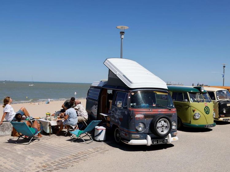 Piknik Bareng Ratusan VW Kombi di Pantai Prancis, Asik Pakai Banget