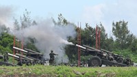 Tentara militer Taiwan menembakkan howitzer 155 inci selama latihan anti-pendaratan langsung. Taiwan menggelar latihan militer pada Selasa (9/8) dan Kamis (11/8) mendatang. Latihan melibatkan ratusan tentara dan sekitar 40 unit artileri. (Sam Yeh/AFP/Getty Images)