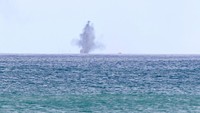 Tentara militer Taiwan menembakkan Howitzer 155 inci selama latihan anti-pendaratan langsung. Taiwan menggelar latihan militer secara rutin dengan simulasi invasi China. Pada bulan lalu, Taiwan melakukan simulasi memukul mundur serangan dari lautan dalam operasi pencegatan bersama. (Sam Yeh/AFP/Getty Images)