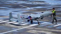 Personel militer Taiwan melakukan pengecekan pesawat nirawak Albatross pada latihan tembakan langsung, di Pingtung, Taiwan, Selasa, (9/8/2022). Militer Taiwan mulai menggelar latihan artileri yang melibatkan tembakan langsung sebagai simulasi pertahanan terhadap serangan.