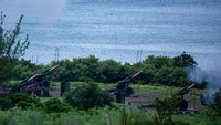Tentara Taiwan menembakkan artileri selama latihan tembakan langsung. Sebelum latihan artileri digelar Selasa (9/8) waktu setempat, Taipei mengecam Beijing karena melanjutkan latihan militer di sekitar wilayah pulau itu.