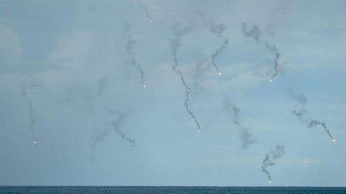 Respons China, Taiwan Gelar Latihan Perang, Ini Penampakannya Taiwan military soldiers fire flares during a live fire anti-landing drill in the Pingtung county, southern Taiwan on August 9, 2022. (Photo by Sam Yeh / AFP) (Photo by SAM YEH/AFP via Getty Images)