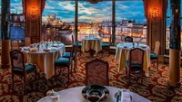 La Tour dArgent, restoran yang berlokasi di Paris, Prancis. Restoran bergaya klasik dengan pemandangan cantik ini sudah berdiri sejak 1582. Restoran ini juga memiliki koleksi wine sebanyak 450 ribu lho! Foto: Instagram/Twitter