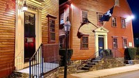 Restoran bernama White Horse Tavern bergaya Amerika klasik. Lokasinya ada di Rhode Island, Amerika Serikat. Restoran yang berdiri pada tahun 1673 ini memiliki menu andalan beef wellington. Foto: Instagram/Twitter