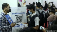 Satu persatu para pencari kerja menscan dokumen di booth pameran. Bursa kerja ini berlangsung dua hari sejak Senin (8/8) kemarin. 