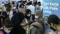 Sistem penerimaan lamaran sudah digital sehingga pencari kerja hanya mesubmit lamaran menggunakan scan QR seperti ini. Sebanyak 7.086 lowongan tersedia pada bursa kerja tersebut.