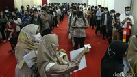 Ribuan pencari kerja telah mengantre sejak pagi. Antrean berlangsung tertib.