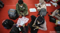 Para peserta beristirahat usai mencari lowongan kerja di Jakarta Job Fair.  Para peserta datang dari wilayah Jabodetabek.