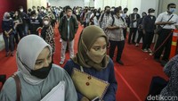 Ribuan pencari kerja tumplek blek pada gelaran bursa kerja di Mal Thamrin City, Tanah Abang, Jakarta Pusat, Selasa (9/8/2022). Acara tersebut digagas oleh Suku Dinas Tenaga Kerja, Transmigrasi, dan Energi (Sudin Nakertransgi) Jakarta Pusat.