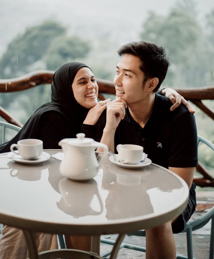 Romantisnya Nycta Gina dan Kinos Saat Sarapan hingga Bakar Daging Romantisnya Nycta Gina dan Kinos Saat Sarapan hingga Bakar Daging.