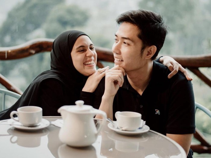 Romantisnya Nycta Gina dan Kinos Saat Sarapan hingga Bakar Daging.