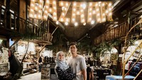 Ada banyak penjual makanan di belakang mereka. Kali ini Nycta Gina dan Rizky Kinos pergi ke suatu bazar yang mirip dengan pasar. Foto: Instagram @missncytagina