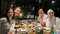 Ncyta Gina dan Rizky Kinos juga pernah makan malam bersama teman dekatnya. Momen ini seperti sedang double-date. Foto: Instagram @missncytagina