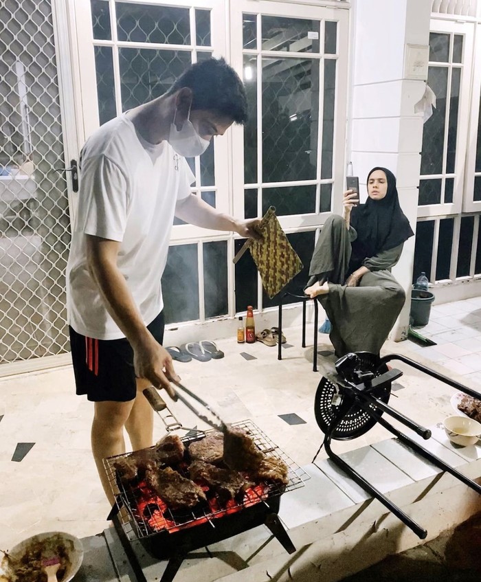 Romantisnya Nycta Gina dan Kinos Saat Sarapan hingga Bakar Daging Romantisnya Nycta Gina dan Kinos Saat Sarapan hingga Bakar Daging.