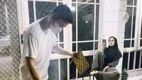Wahhh bakar daging saja berdua loh! Meskipun Rizky Kinos yang lebih fokus membolak-balikkan daging, sementara Nycta Gina fokus mengawasi. Lucu ya? Foto: Instagram @missncytagina