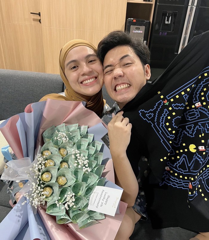Romantisnya Nycta Gina dan Kinos Saat Sarapan hingga Bakar Daging Romantisnya Nycta Gina dan Kinos Saat Sarapan hingga Bakar Daging.