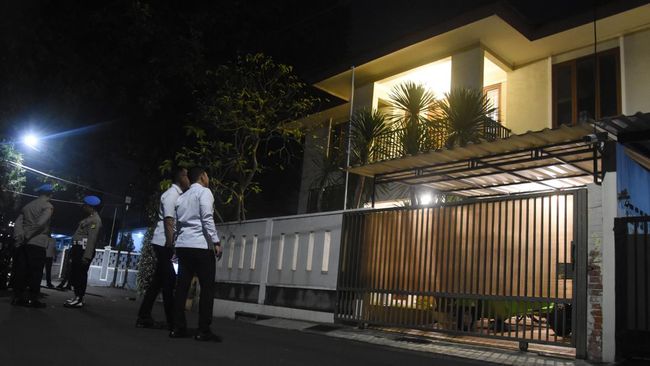 RUMAH DINAS KADIV PROPAM POLRI DIJAGA POLISI