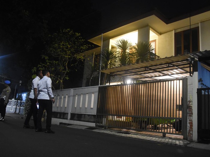 Polisi berjaga di depan rumah dinas Kadiv Propam Polri Irjen Pol Ferdy Sambo pascaperistiwa baku tembak dua ajudannya di Kompleks Polri Duren Tiga, Jakarta Selatan, Selasa (12/7/2022) malam. Kapolri Jenderal Pol Listyo Sigit Prabowo menyerahkan penyelidikan dan penyidikan kasus baku tembak yang terjadi pada Jumat (8/7) antara dua ajudan di rumah dinas Kadiv Propam Polri Irjen Pol Ferdy Sambo yakni Bharada E dan Brigadir J tersebut kepada tim gabungan yang akan bekerja secara profesional. ANTARA FOTO/Indrianto Eko Suwarso/aww.