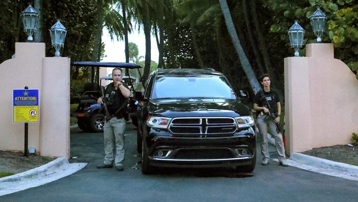Rumah Donald Trump Digerebek FBI, Ada Apa? CORRECTS YEAR TO 2022 INSTEAD OF 2020 - Secret Service agents stand at the gate of Mar-a-Lago after the FBI issued warrants at the Palm Beach, Fla., estate, Monday, Aug. 8, 2022. Former President Donald Trump said in a lengthy statement that the FBI was conducting a search of his Mar-a-Lago estate and asserted that agents had broken open a safe. (Damon Higgins/Palm Beach Daily News via AP)