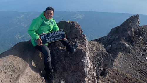 Salah seorang pendaki saat berada di puncak Gunung Agung, Karangasem, Bali.