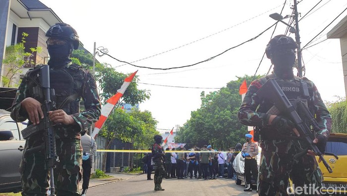 Sejumlah anggota Brimob bersenjata lengkap mendatangi rumah eks Kadiv Propam Polri Irjen Ferdy Sambo. Sejumlah anggota Propam Polri dan Inafis juga datang. (Nahda RU/detikcom)