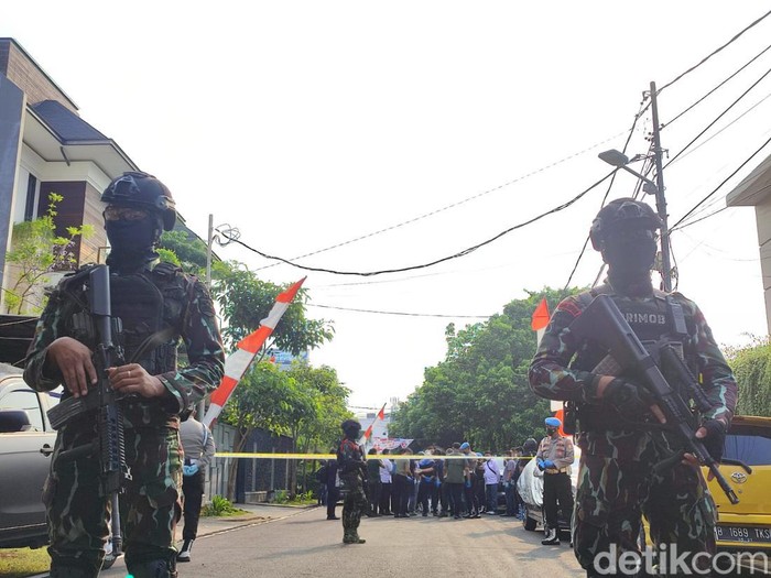 Sejumlah anggota Brimob bersenjata lengkap mendatangi rumah eks Kadiv Propam Polri Irjen Ferdy Sambo. Sejumlah anggota Propam Polri dan Inafis juga datang. (Nahda RU/detikcom) Sejumlah anggota Brimob bersenjata lengkap mendatangi rumah eks Kadiv Propam Polri Irjen Ferdy Sambo. Sejumlah anggota Propam Polri dan Inafis juga datang. (Nahda RU/detikcom)
