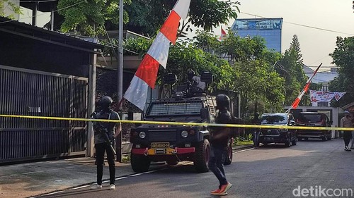 Sejumlah anggota Brimob bersenjata lengkap mendatangi rumah eks Kadiv Propam Polri Irjen Ferdy Sambo. Sejumlah anggota Propam Polri dan Inafis juga datang. (Nahda RU/detikcom)