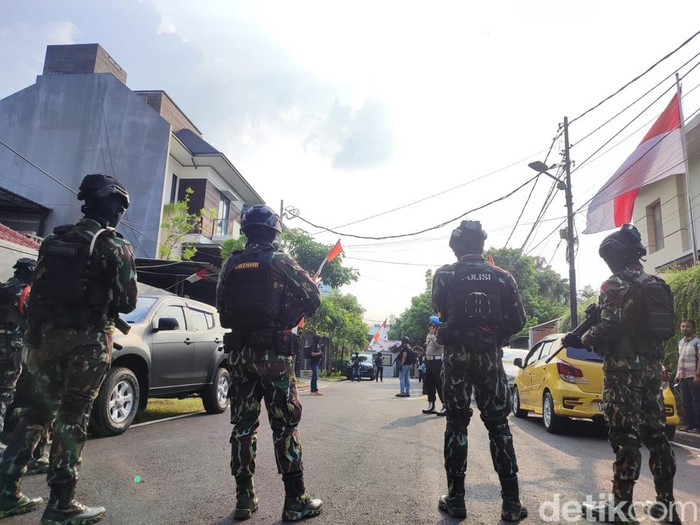 Sejumlah anggota Brimob bersenjata lengkap mendatangi rumah eks Kadiv Propam Polri Irjen Ferdy Sambo. Sejumlah anggota Propam Polri dan Inafis juga datang. (Nahda RU/detikcom)