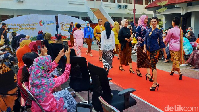Selasa berkebaya di Kampus Untag Banyuwangi