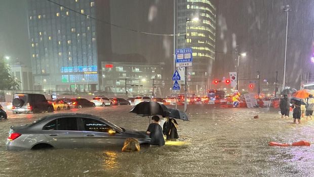 Seoul banjir usai hujan deras melanda ibu kota Korea Selatan (Korsel) tersebut. Air menggenangi kawasan tersebut sejak Senin (8/8/2022) sore waktu setempat.