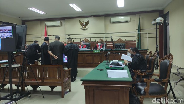 Sidang kasus suap Hakim Itong
