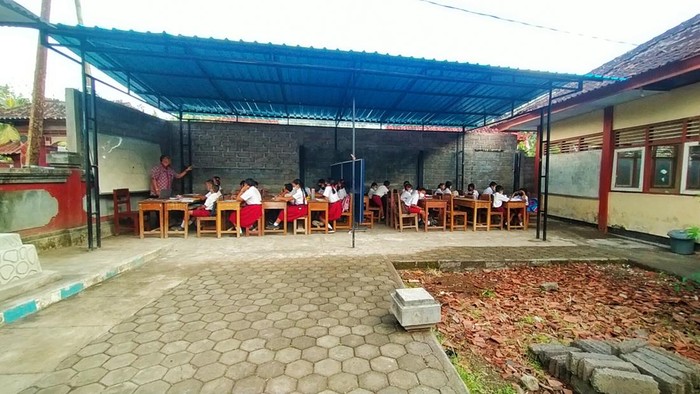 Siswa SDN 4 Melaya, belajar di ruangan terbuka, Selasa (9/8/2022)