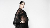 Dalam pemotretan itu, Sonam Kapoor juga menampilkan perut hamilnya. Foto: dok instagram Sonam Kapoor