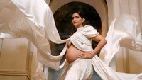 Sonam Kapoor menikah dengan pengusaha Anand Ahuja pada 8 Mei 2018. Mereka mengumumkan kehamilan Sonam di Instagram pada Maret tahun ini dengan pemotretan kehamilan. Foto: dok instagram Sonam Kapoor