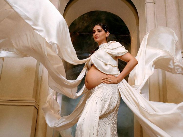 Sonam Kapoor Pamer Perut Hamil