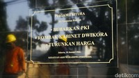 Plakat tugu menunjukkan tiga tuntutan rakyat (Tritura) yang menjadi momentum gerakan 1966. Pemindahan Tugu 66 ini dilakukan mengingat kawasan Rasuna Said dinilai sudah tidak representatif, sehingga harus dipindahkan ke lokasi baru yang lebih layak.