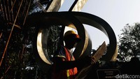 Pekerja tengah menyelesaikan relokasi Monumen Tritura atau Tugu 66 di Taman Menteng, Jakarta, Selasa (09/08/2022). Disain tugu 66 berupa dua pita melengkung membentuk huruf 66. 
