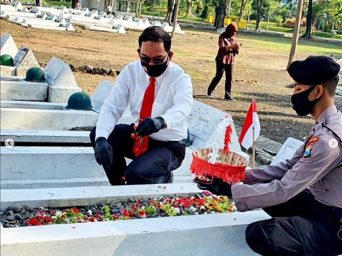 Hari Kemerdekaan Indonesia setiap tanggal 17 Agustus kerap diisi dengan berbagai aktivitas. Salah satunya berkunjung ke taman makam pahlawan (TMP).