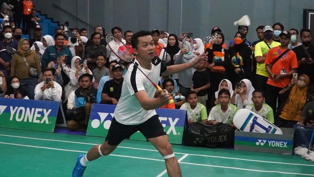 Taufik Hidayat bermain bulutangkis dalam Walikota Cup Sukabumi 2022