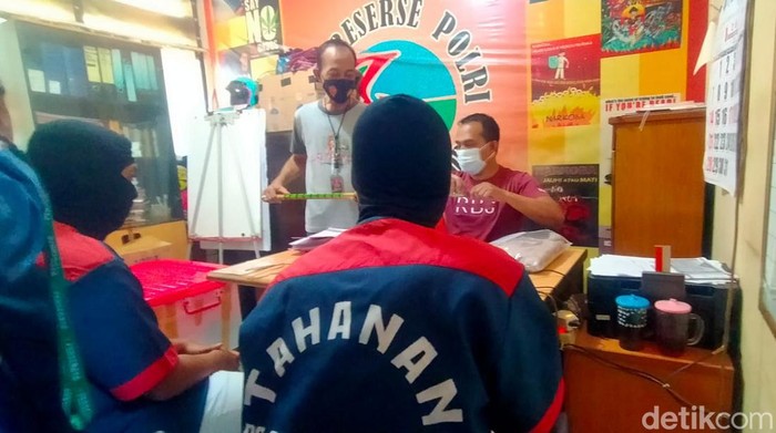 Tersangka dan penadah pencurian mobil di Surabaya