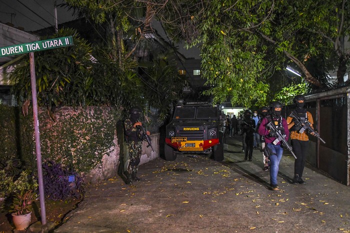 Anggota Timsus Polri bersiap meninggalkan rumah pribadi mantan Kadiv Propam Polri Irjen Pol Ferdy Sambo yang ditempati oleh ajudan dan sopirnya di Kompleks Polri Duren Tiga, Jalan Duren Tiga Utara II, Jakarta, Selasa (9/8/2022). Penjagaan tersebut untuk membantu operasi penggeledahan yang diduga terkait kasus penembakan Brigadir J atau Brigadir Nofriansyah Yoshua Hutabarat di rumah pribadi Irjen Pol Ferdy Sambo yang dilakukan oleh tim khusus Polri. ANTARA FOTO/Galih Pradipta/aww.