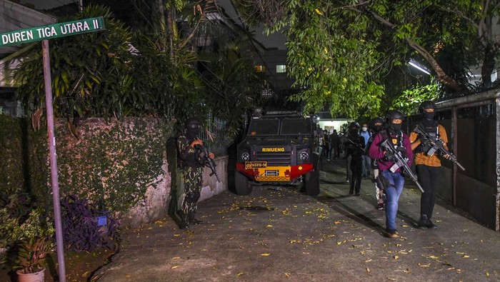 Anggota Timsus Polri bersiap meninggalkan rumah pribadi mantan Kadiv Propam Polri Irjen Pol Ferdy Sambo yang ditempati oleh ajudan dan sopirnya di Kompleks Polri Duren Tiga, Jalan Duren Tiga Utara II, Jakarta, Selasa (9/8/2022). Penjagaan tersebut untuk membantu operasi penggeledahan yang diduga terkait kasus penembakan Brigadir J atau Brigadir Nofriansyah Yoshua Hutabarat di rumah pribadi Irjen Pol Ferdy Sambo yang dilakukan oleh tim khusus Polri. ANTARA FOTO/Galih Pradipta/aww.