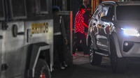 Anggota Timsus Polri meninggalkan rumah pribadi mantan Kadiv Propam Polri Irjen Pol Ferdy Sambo usai melakukan penggeledahan.