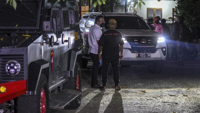 Anggota Timsus Polri bersiap meninggalkan rumah pribadi mantan Kadiv Propam Polri Irjen Pol Ferdy Sambo yang ditempati oleh ajudan dan sopirnya di Kompleks Polri Duren Tiga, Jalan Duren Tiga Utara II, Jakarta, Selasa (9/8/2022). Penjagaan tersebut untuk membantu operasi penggeledahan yang diduga terkait kasus penembakan Brigadir J atau Brigadir Nofriansyah Yoshua Hutabarat di rumah pribadi Irjen Pol Ferdy Sambo yang dilakukan oleh tim khusus Polri. ANTARA FOTO/Galih Pradipta/aww.