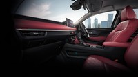 Di bagian interior, kamu akan dimanjakan dengan tampilan sporty berkat jok berlapis kulit sintetis berwarna merah dengan ornamen jahitan. Foto: Toyota Motor Thailand