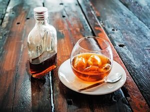 Viral Minum Kopi Campur Arak Disebut Bikin Asamnya Netral, Dokter Ungkap Ini